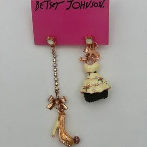 NWT Betsey Johnson Gold and Cream Dress & Heels Mismatch Earrings! 👠
